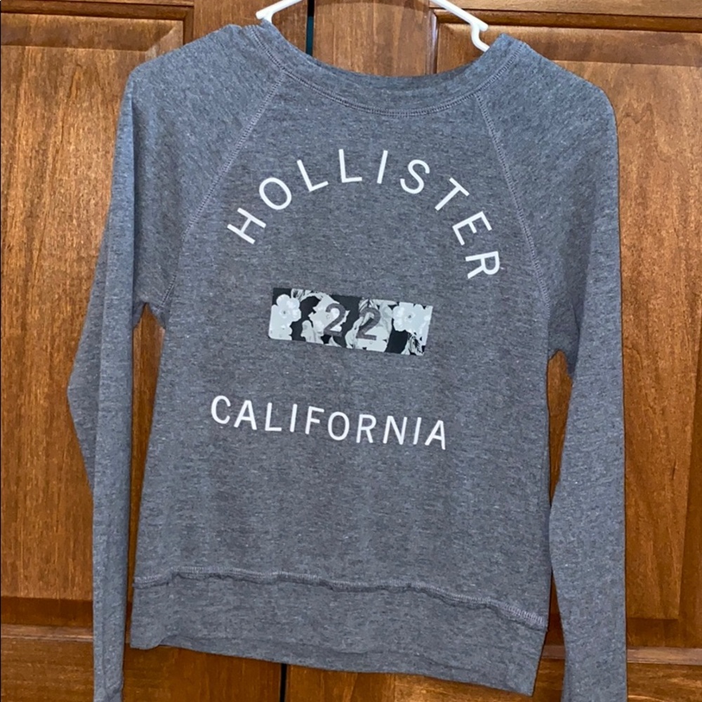 grey long sleeve shirt